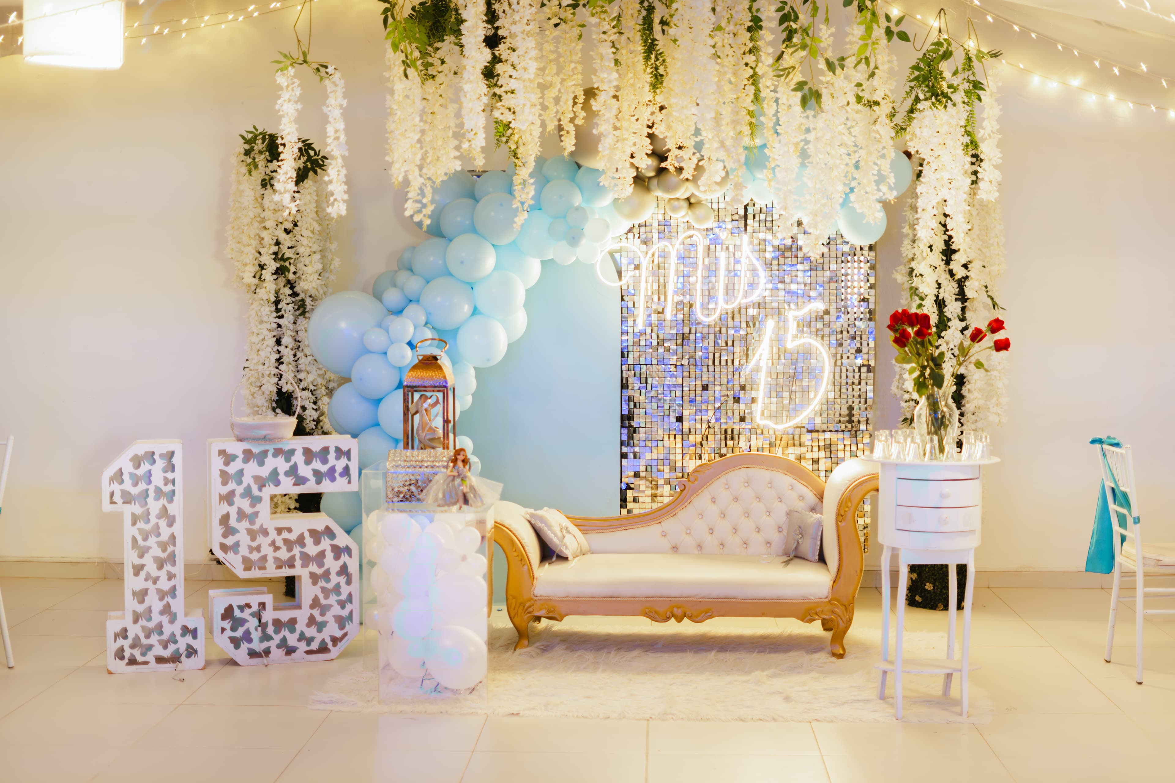 Decoración de quinceaños con globos y número 15