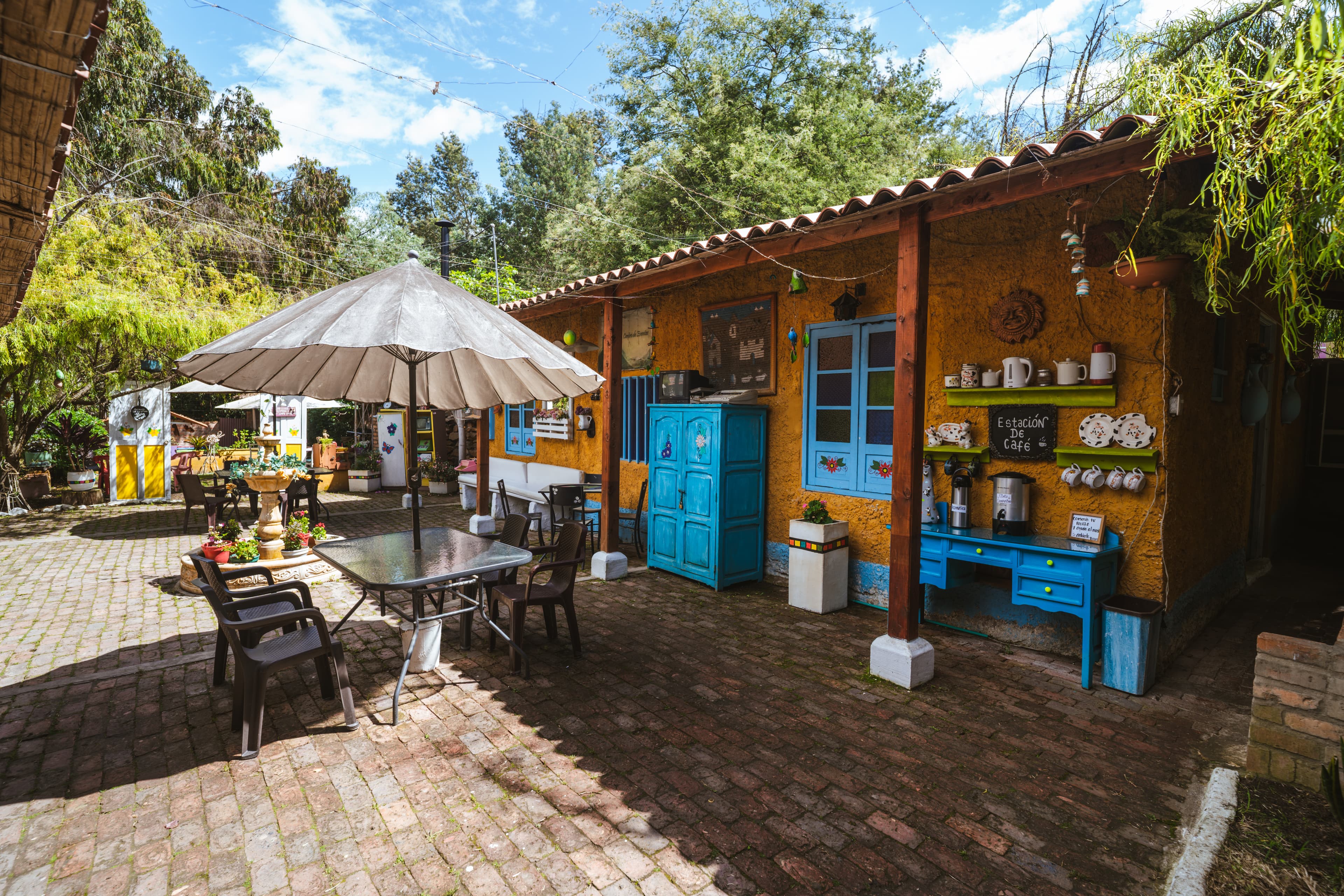 Área exterior con mesas y jardín