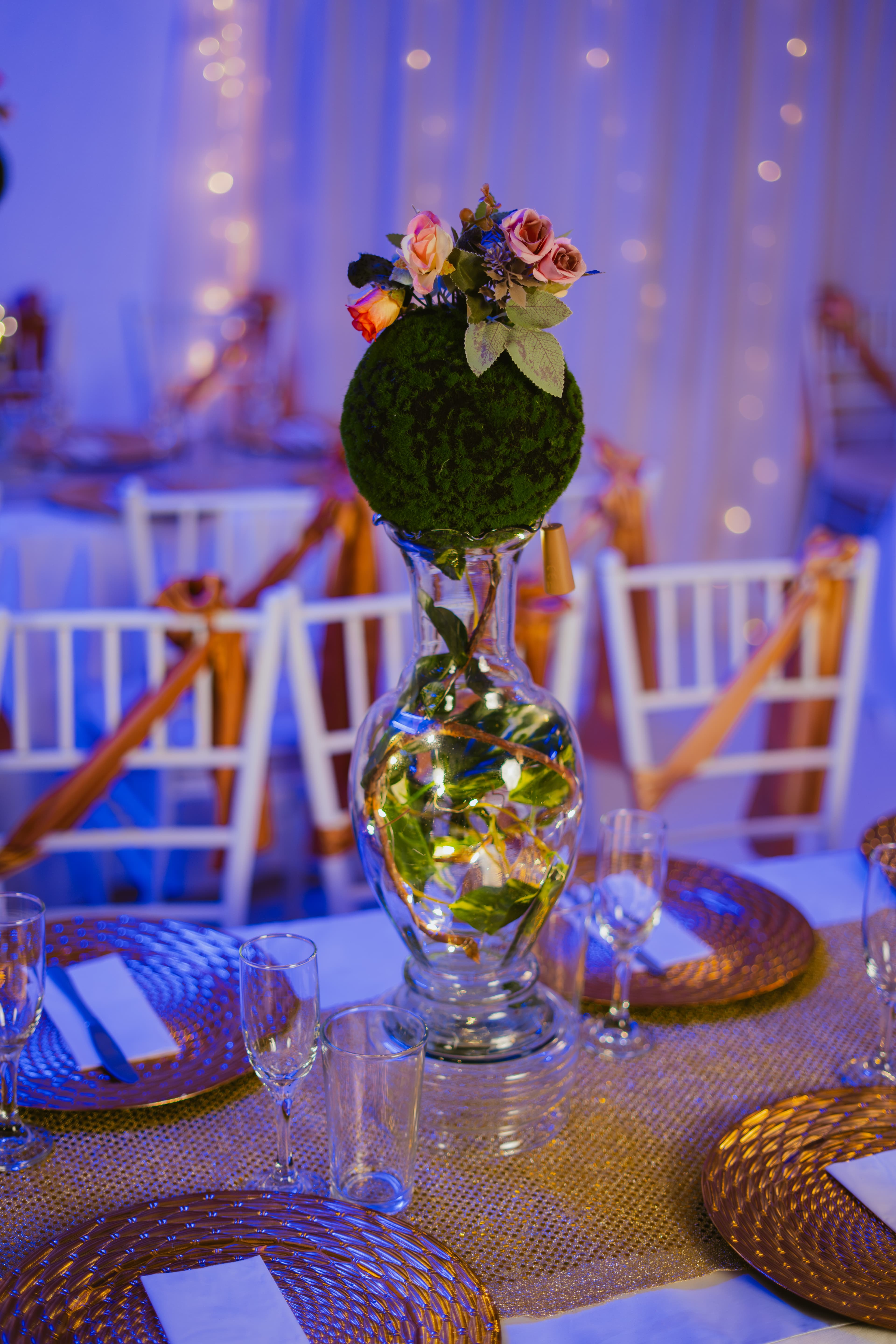 Mesa decorada con iluminación elegante para evento