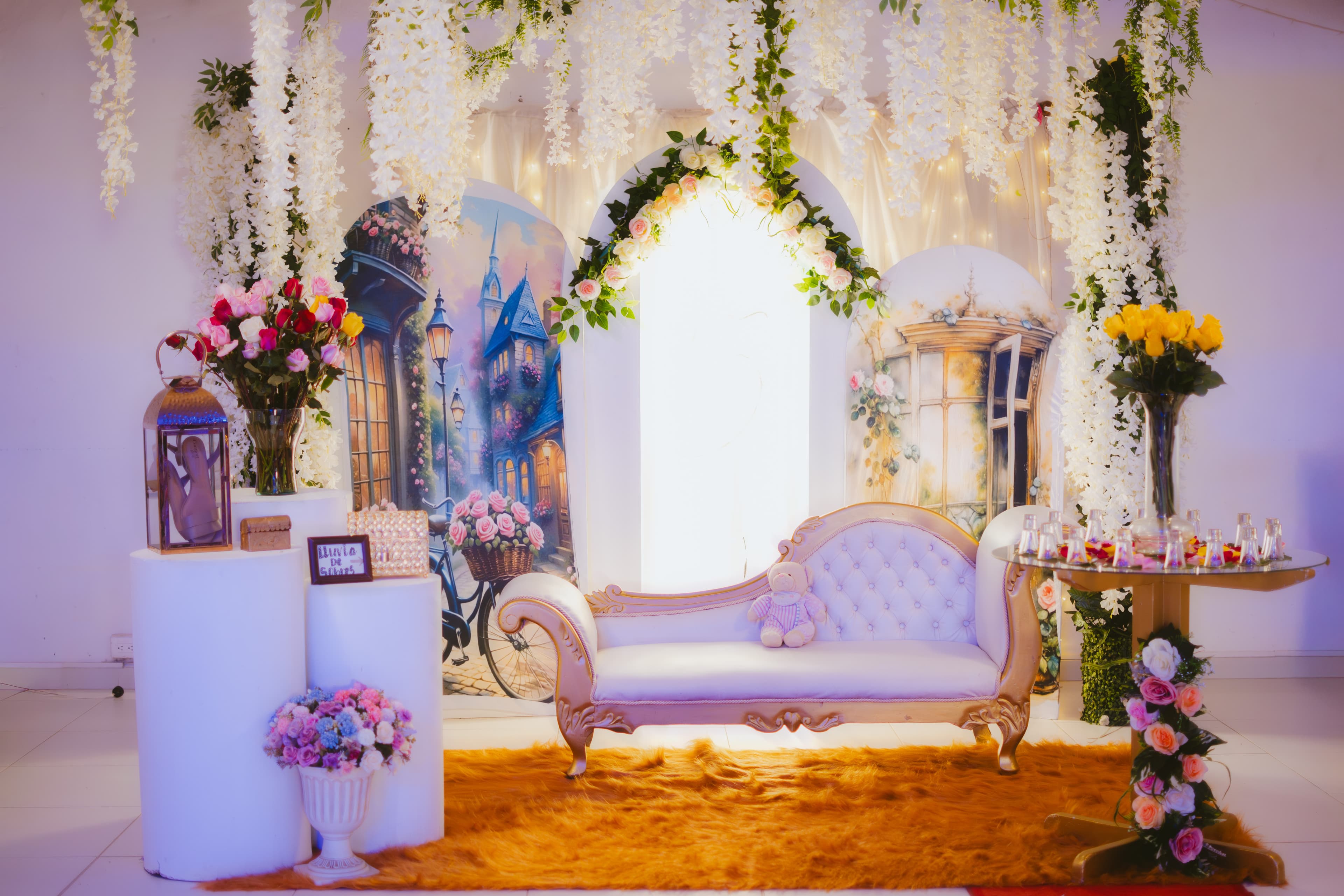 Decoración de boda con flores y sofá en el salón